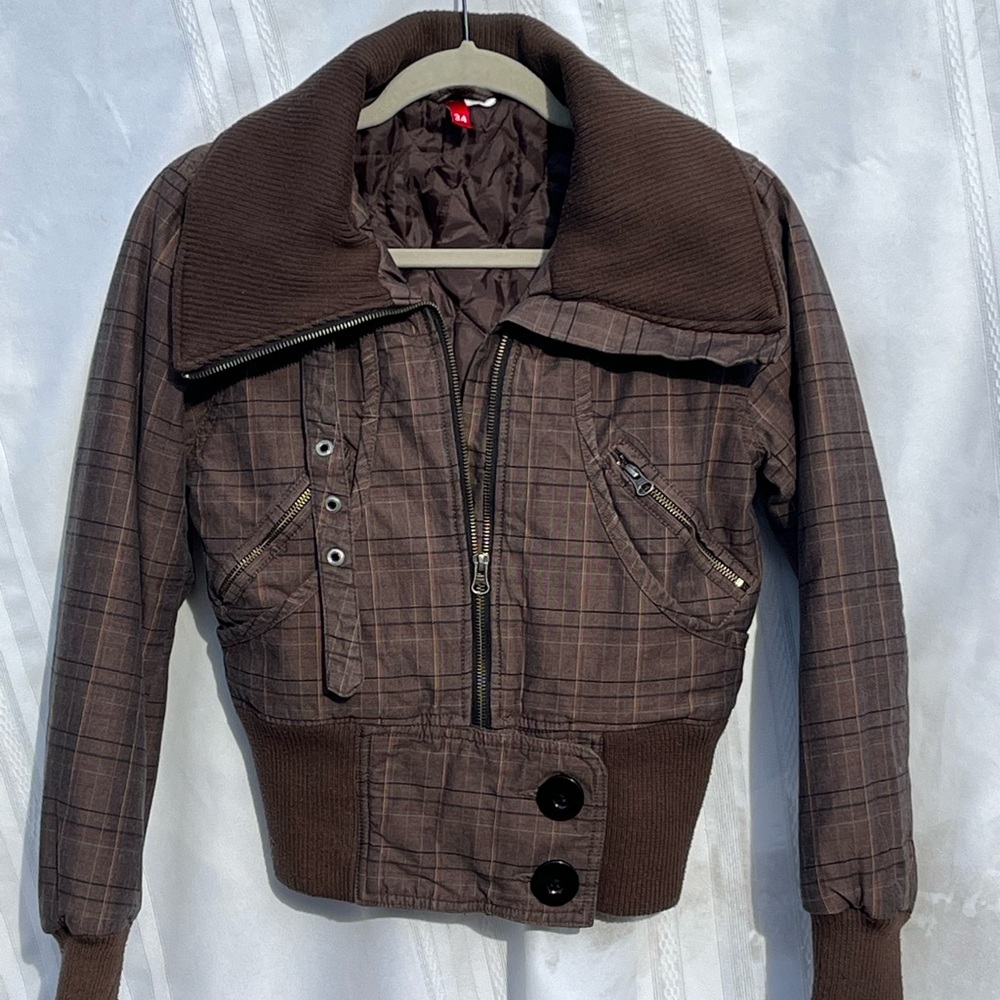 Super warm and cute with lots of pockets, zippers.
34 brand name.